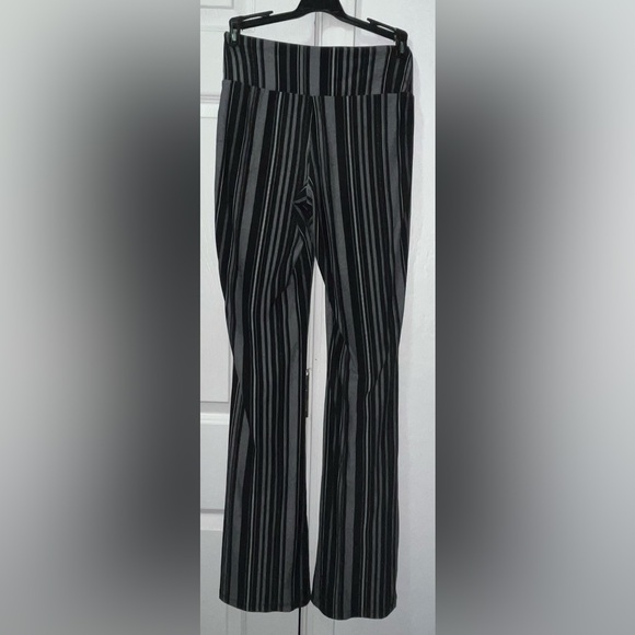 Mudd Junior’s Black/Grey Striped Flared Legs Stretchy Pants size Small - Picture 2 of 4